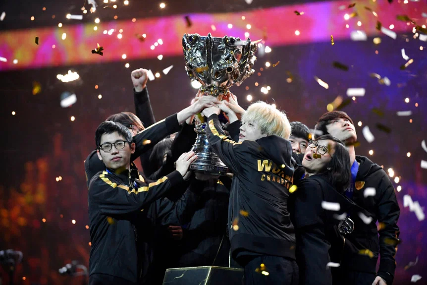 A világbajnok kínai FunPlus Phoenix 2019-ben, a legjobb League of Legends csatpatnak járó kupával.